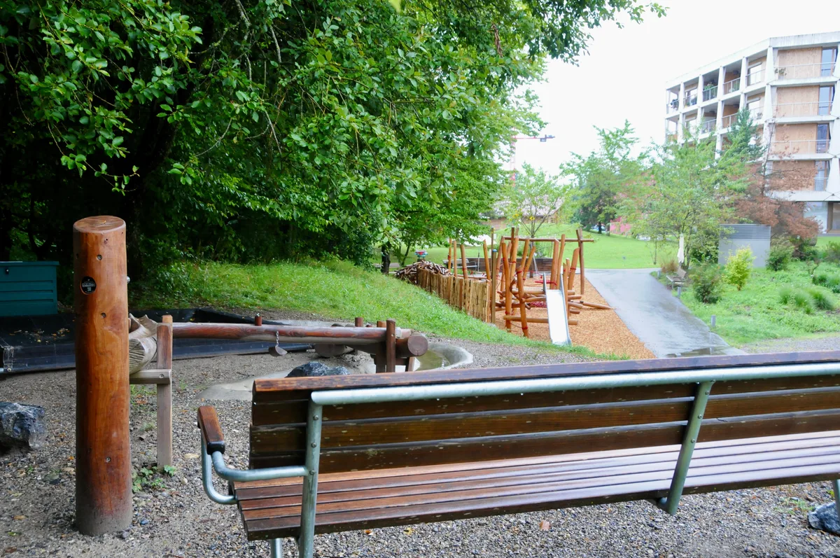 Man sieht den neuen Spielplatz im Park der Zollinger Stiftung.